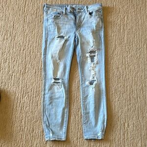 NWOT American Eagle Light Wash Distressed Ankle Jegging Size 8
